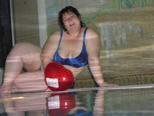 Голые толстушки в бассейне 31 фото