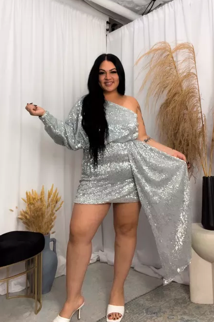 plus-size-wedding-guest-outfit-silver-trail-dress